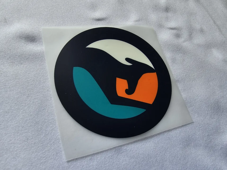 Emblema termoadeziva neaplicata, pe folia de transfer, inainte de lipire