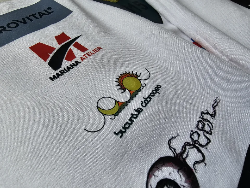Embleme termoadezive aplicate pe produse textile, variante de logo-uri