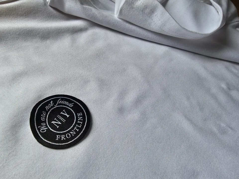 Emblema tesuta personalizata aplicata pe un produs textil