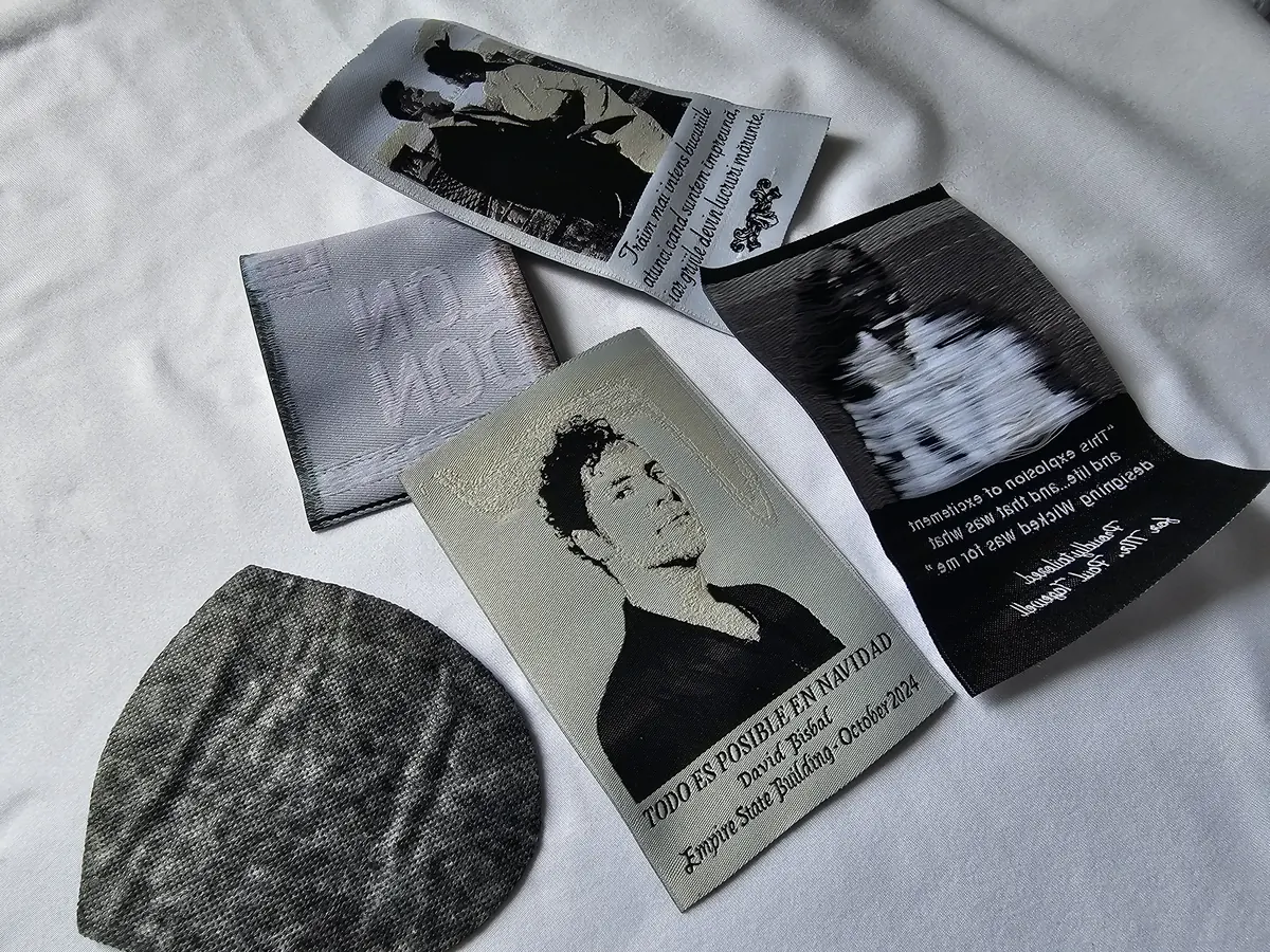 Embleme tesute personalizate in forme si culori diferite